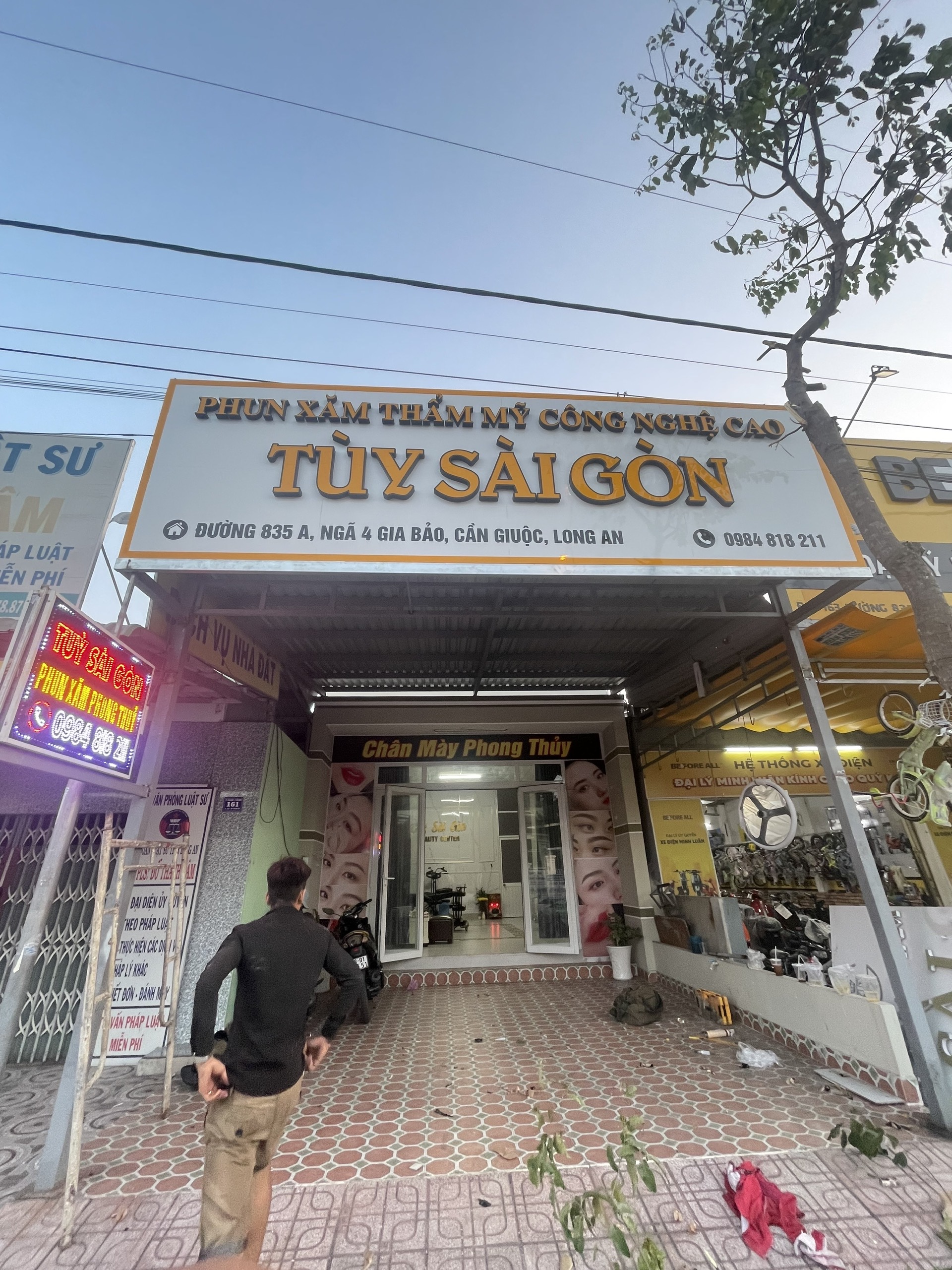 bảng hiệu cửa tiệm phun xăm thẩm mỹ