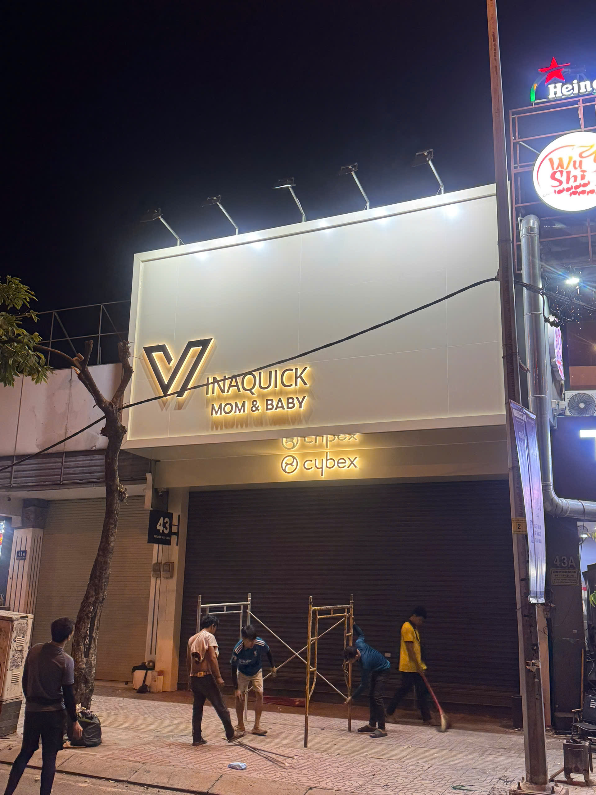 bảng hiệu cửa hàng mẹ và bé
